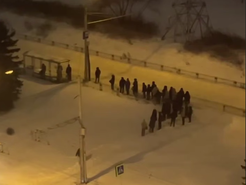 Ð¡ÑÐ¾Ð¿-ÐºÐ°Ð´Ñ Ñ Ð²Ð¸Ð´ÐµÐ¾. ÐÐ¸Ð½ÑÐ°Ð½Ðµ Ð²ÑÑÑÑÐ¾Ð¸Ð»Ð¸ Ð² Ð¾ÑÐµÑÐµÐ´Ñ Ð½Ð° Ð¾ÑÑÐ°Ð½Ð¾Ð²ÐºÐµ ÑÑÐ°Ð¼Ð²Ð°Ñ