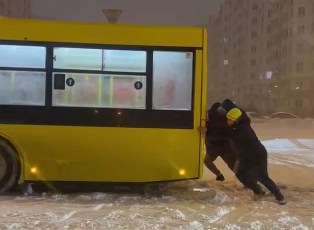 Ð¡ÑÐ¾Ð¿-ÐºÐ°Ð´Ñ Ñ Ð²Ð¸Ð´ÐµÐ¾. ÐÑÐ´Ð¸ Ð²ÑÑÐ°Ð»ÐºÐ¸Ð²Ð°ÑÑ Ð³Ð¾ÑÐ¾Ð´ÑÐºÐ¾Ð¹ Ð°Ð²ÑÐ¾Ð±ÑÑ Ð² ÐÐ¸Ð½ÑÐºÐµ