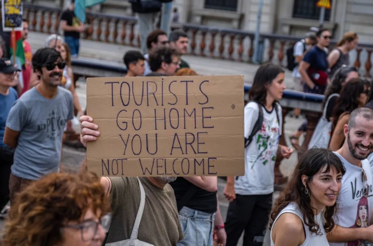 ÐÑÐ¾ÑÐµÑÑÑ Ð¿ÑÐ¾ÑÐ¸Ð² ÑÑÑÐ¸ÑÑÐ¾Ð² Ð² ÐÐ°ÑÑÐµÐ»Ð¾Ð½Ðµ Ð²ÐµÑÐ½Ð¾Ð¹ 2025 Ð³Ð¾Ð´Ð°