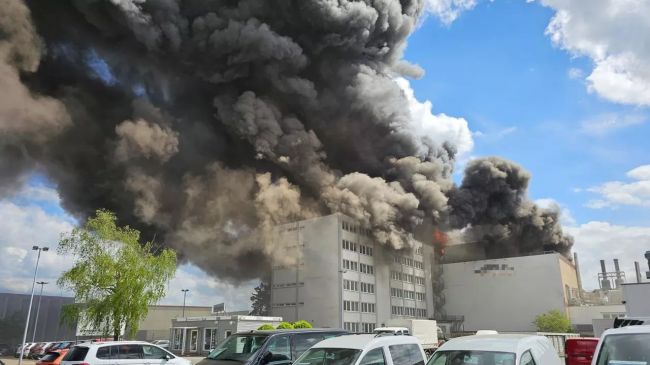 ÐÐ¾Ð¶Ð°Ñ Ð½Ð° Ð·Ð°Ð²Ð¾Ð´Ðµ ÐºÐ¾Ð¼Ð¿Ð°Ð½Ð¸Ð¸ Diehl Ð² ÐÐµÑÐ»Ð¸Ð½Ðµ. Ð¤Ð¾ÑÐ¾: Berliner Feuerwehr / X ÐÐ¾Ð´ÑÐ¾Ð±Ð½ÐµÐµ: https://eadaily.com/ru/news/2024/05/06/tagesspiegel-pozharnye-berlina-prodolzhayut-tushit-pozhar-na-zavode-diehl