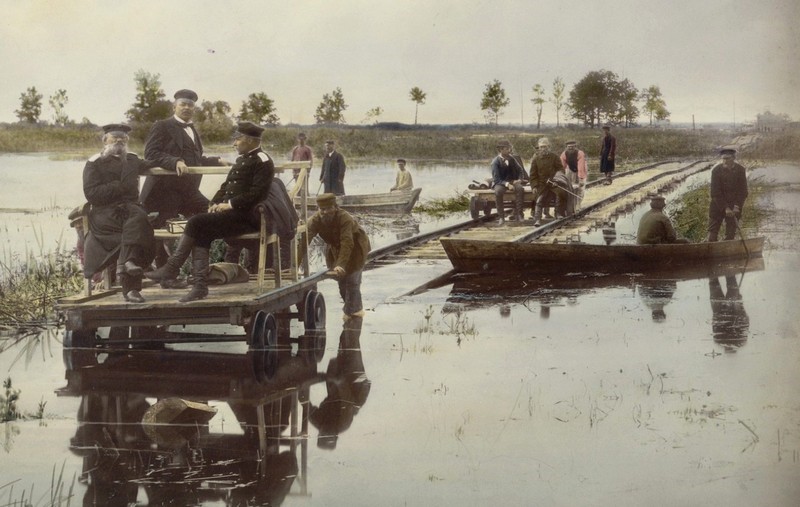 Ð¡ÑÑÐ¾Ð¸ÑÐµÐ»ÑÑÑÐ²Ð¾ ÐÐ¾Ð»ÐµÑÑÐºÐ¸Ñ Ð¶ÐµÐ»ÐµÐ·Ð½ÑÑ Ð´Ð¾ÑÐ¾Ð³ Ð² 1892 Ð³. Ð¤Ð¾ÑÐ¾ ÐÐ¾Ð½ÑÐ°Ð´Ð° ÐÑÐ°Ð½Ð´ÐµÐ»Ñ