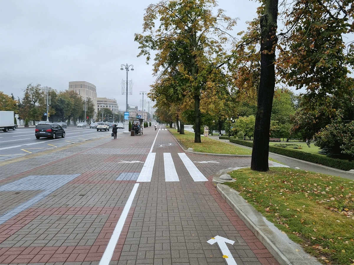 ÐÐ´Ð°ÑÑ Ð°Ð²ÑÐ¾Ð±ÑÑÐ° Ð±ÑÐ´Ñ Ð² ÑÐµÐ½Ð¸ Ð¿ÑÑÐ¼Ð¾ Ð½Ð° Ð²ÐµÐ»Ð¾Ð´Ð¾ÑÐ¾Ð¶ÐºÐµ. Ð¤Ð¾ÑÐ¾ - ÐÐ²Ð³ÐµÐ½Ð¸Ð¹ Ð¥Ð¾ÑÑÐ¶Ð¸Ð¹