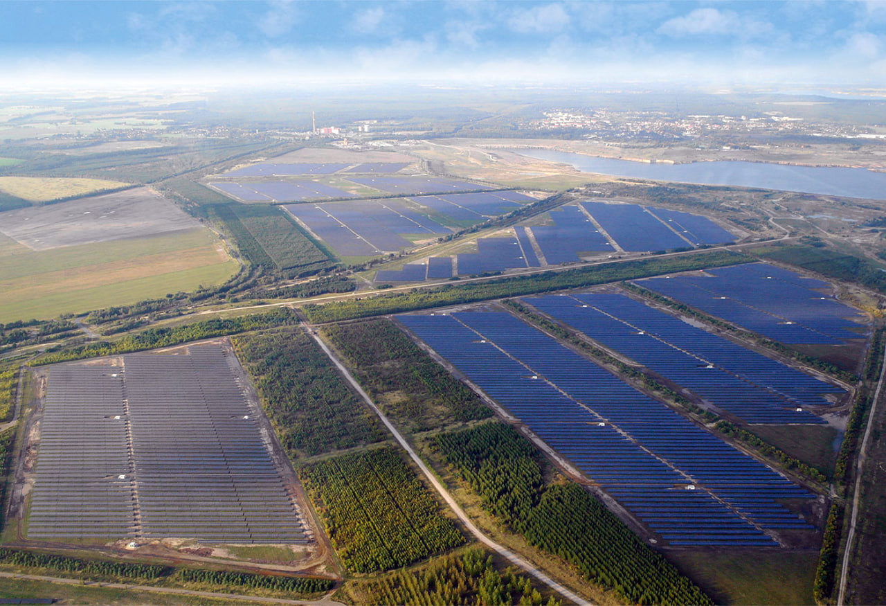 ÐÑÑÐ¿Ð½ÐµÐ¹ÑÐ°Ñ Ð² ÐÐµÑÐ¼Ð°Ð½Ð¸Ð¸ ÑÐ¾Ð»Ð½ÐµÑÐ½Ð°Ñ ÑÐ»ÐµÐºÑÑÐ¾ÑÑÐ°Ð½ÑÐ¸Ñ Solarpark Meuro. Ð¤Ð¾ÑÐ¾ - ÐÐ¸ÑÐ°Ð¸Ð» ÐÑÐ¸Ð³Ð¾ÑÑÐµÐ²