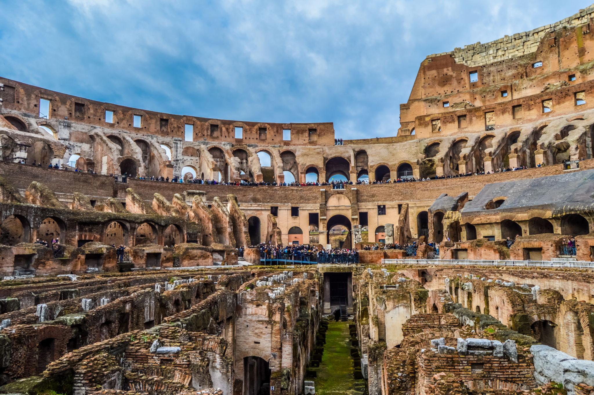 ÐÐ¾Ð»Ð¸Ð·ÐµÐ¹ Ð² ÐÑÐµÐ²Ð½ÐµÐ¼ Ð Ð¸Ð¼Ðµ Ð±ÑÐ» Ð½Ðµ ÑÐ¾Ð»ÑÐºÐ¾ Ð°ÑÑÐ¸ÑÐµÐºÑÑÑÐ½ÑÐ¼ ÑÐ¸Ð¼Ð²Ð¾Ð»Ð¾Ð¼ Ð¸Ð¼Ð¿ÐµÑÐ¸Ð¸, Ð½Ð¾ Ð¸ Ð°ÑÐµÐ½Ð¾Ð¹ Ð¼Ð°ÑÑÐ¾Ð²Ð¾Ð¹ Ð³Ð¸Ð±ÐµÐ»Ð¸ Ð»ÑÐ´ÐµÐ¹ Ð¸ Ð¶Ð¸Ð²Ð¾ÑÐ½ÑÑ.