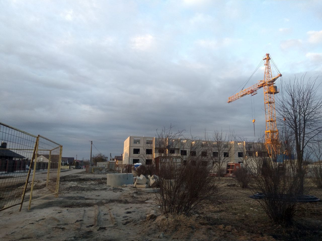 Ð Ð´ÐµÑÐµÐ²Ð½Ðµ Ð¢ÐµÐ»ÑÐ¼Ñ Ð¿Ð¾Ð´ ÐÑÐµÑÑÐ¾Ð¼ Ð½Ð°ÑÐ°Ð»Ð¸ ÑÑÑÐ¾Ð¸ÑÑ Ð¼Ð½Ð¾Ð³Ð¾ÐºÐ²Ð°ÑÑÐ¸ÑÐ½ÑÐ¹ Ð´Ð¾Ð¼ Ð¿ÑÑÐ¼Ð¾ Ð½Ð° ÑÐµÑÑÐ¸ÑÐ¾ÑÐ¸Ð¸ Ð¿Ð°ÑÐºÐ° Â«Ð¸Ð¼ÐµÐ½Ð¸ 70-Ð»ÐµÑÐ¸Ñ ÐÐ¾Ð±ÐµÐ´ÑÂ». ÐÐ°ÑÑ, 2026.