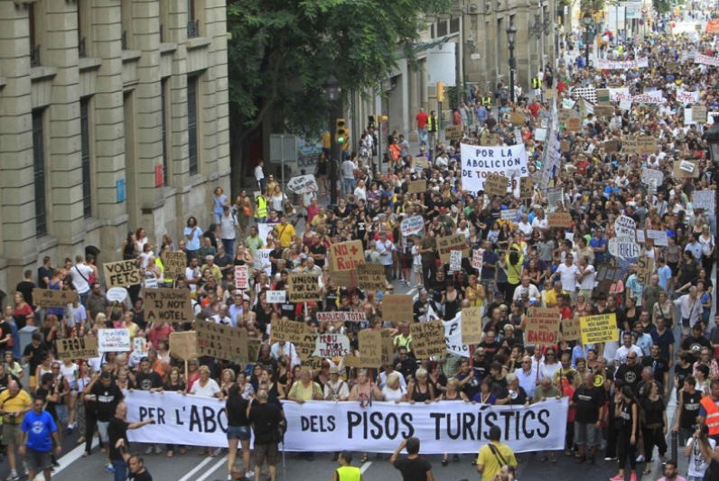 ÐÑÐ¾ÑÐµÑÑÑ Ð¿ÑÐ¾ÑÐ¸Ð² ÑÑÑÐ¸ÑÑÐ¾Ð² Ð² ÐÐ°ÑÑÐµÐ»Ð¾Ð½Ðµ Ð²ÐµÑÐ½Ð¾Ð¹ 2025 Ð³Ð¾Ð´Ð°