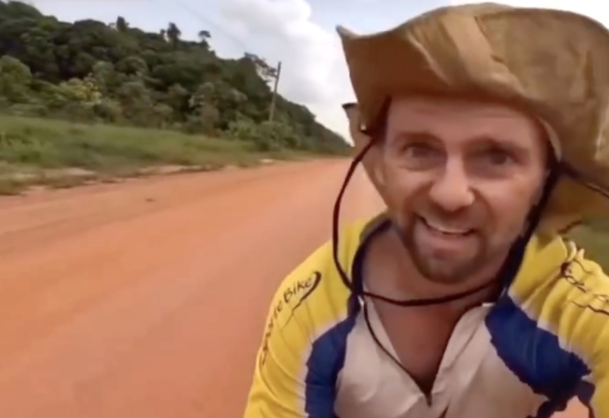 ÐÐµÐ»Ð°ÑÑÑ Ð¡ÐµÑÐ³ÐµÐ¹ ÐÑÐ·Ð¾ ÑÐ±ÐµÐ³Ð°ÐµÑ Ð¾Ñ ÑÐ³ÑÐ°ÑÐ° Ð² ÐÑÐ°Ð·Ð¸Ð»Ð¸Ð¸. Ð¡ÐºÑÐ¸Ð½ÑÐ¾Ñ Ð²Ð¸Ð´ÐµÐ¾.