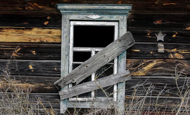 ÐÐ°Ð±ÑÐ¾ÑÐµÐ½Ð½ÑÐ¹ Ð´Ð¾Ð¼ Ð² Ð¾ÑÑÐµÐ»ÐµÐ½Ð½Ð¾Ð¹ Ð´ÐµÑÐµÐ²Ð½Ðµ. ÐÐ° ÑÑÐµÐ½Ðµ ÑÐ¾ÑÑÐ°Ð½Ð¸Ð»ÑÑ Ð·Ð½Ð°Ðº, ÑÑÐ¾ Ð² Ð´Ð¾Ð¼Ðµ Ð¶Ð¸Ð» Ð²ÐµÑÐµÑÐ°Ð½, Ð½Ð°Ð³ÑÐ°Ð¶Ð´ÐµÐ½Ð½ÑÐ¹ ÐÑÐ°ÑÐ½Ð¾Ð¹ ÐÐ²ÐµÐ·Ð´Ð¾Ð¹. Ð¤Ð¾ÑÐ¾ - ÐÐ»ÐµÐºÑÐµÐ¹ ÐÐ°ÑÑÑ