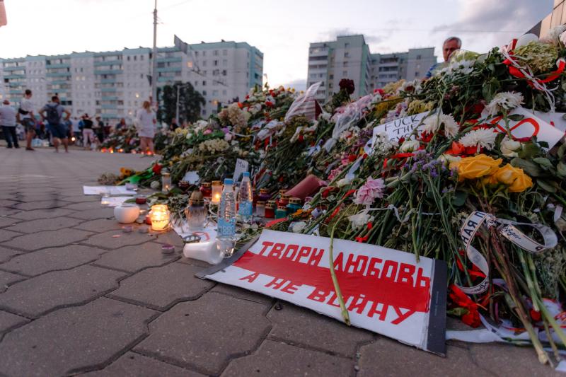 Ð¦Ð²ÐµÑÑ Ð² Ð¿Ð°Ð¼ÑÑÑ Ð¾ Ð¿ÐµÑÐ²Ð¾Ð¼ Ð¿Ð¾Ð³Ð¸Ð±ÑÐµÐ¼ Ð½Ð° Ð´ÐµÐ¼Ð¾Ð½ÑÑÑÐ°ÑÐ¸ÑÑ. 16 Ð°Ð²Ð³ÑÑÑÐ° 2020 Ð³Ð¾Ð´Ð°, ÐÐ¸Ð½ÑÐº. Ð¤Ð¾ÑÐ¾ â Redko